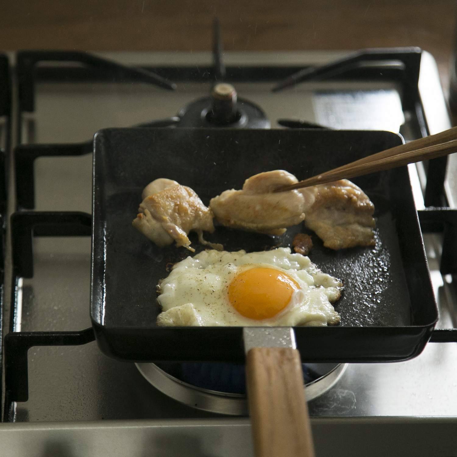 ambai/玉子焼 角大 -こげつきにくいのが嬉しい、鉄の玉子焼き器 