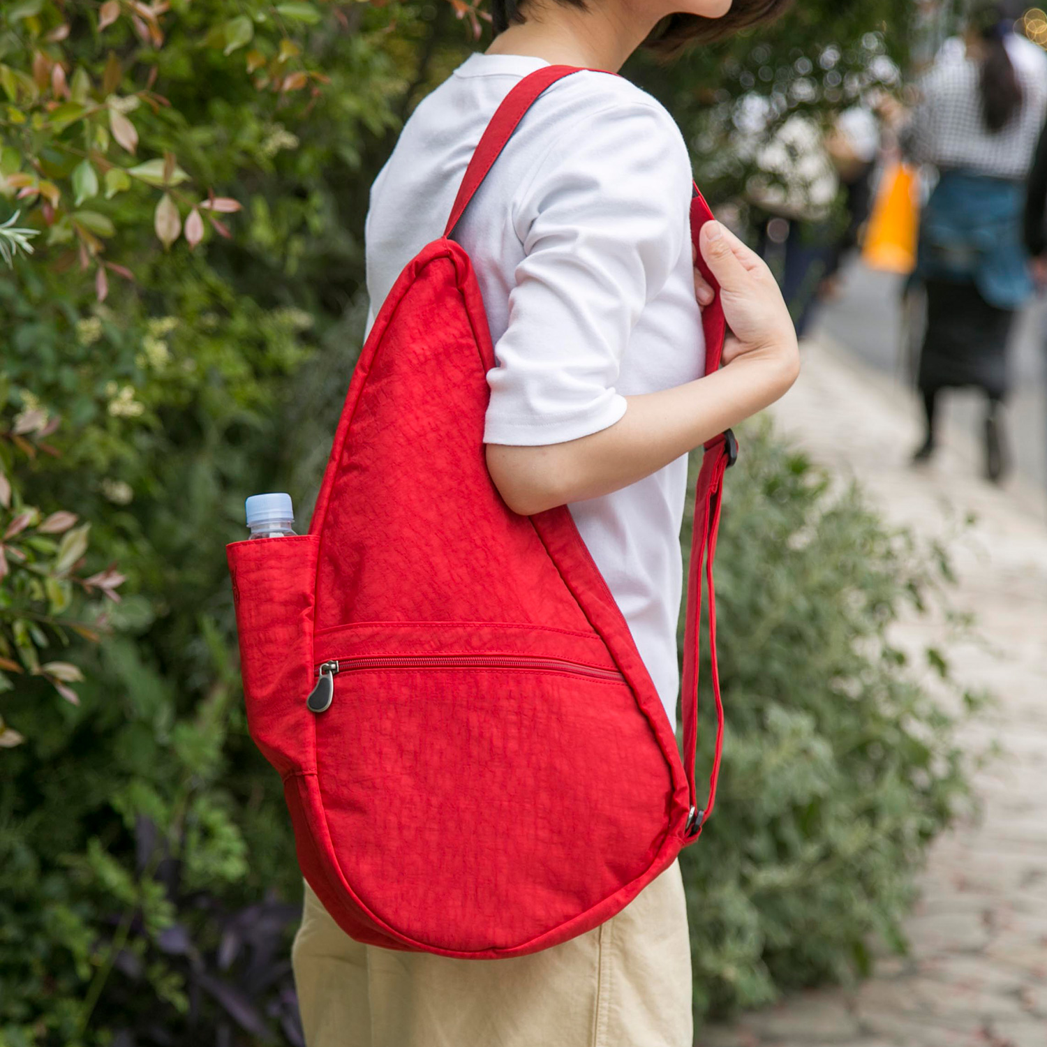 HEALTHY BACK BAG/テクスチャードナイロン M iPadサイズ - 旅のお供に！大容量なのに軽く感じる理由