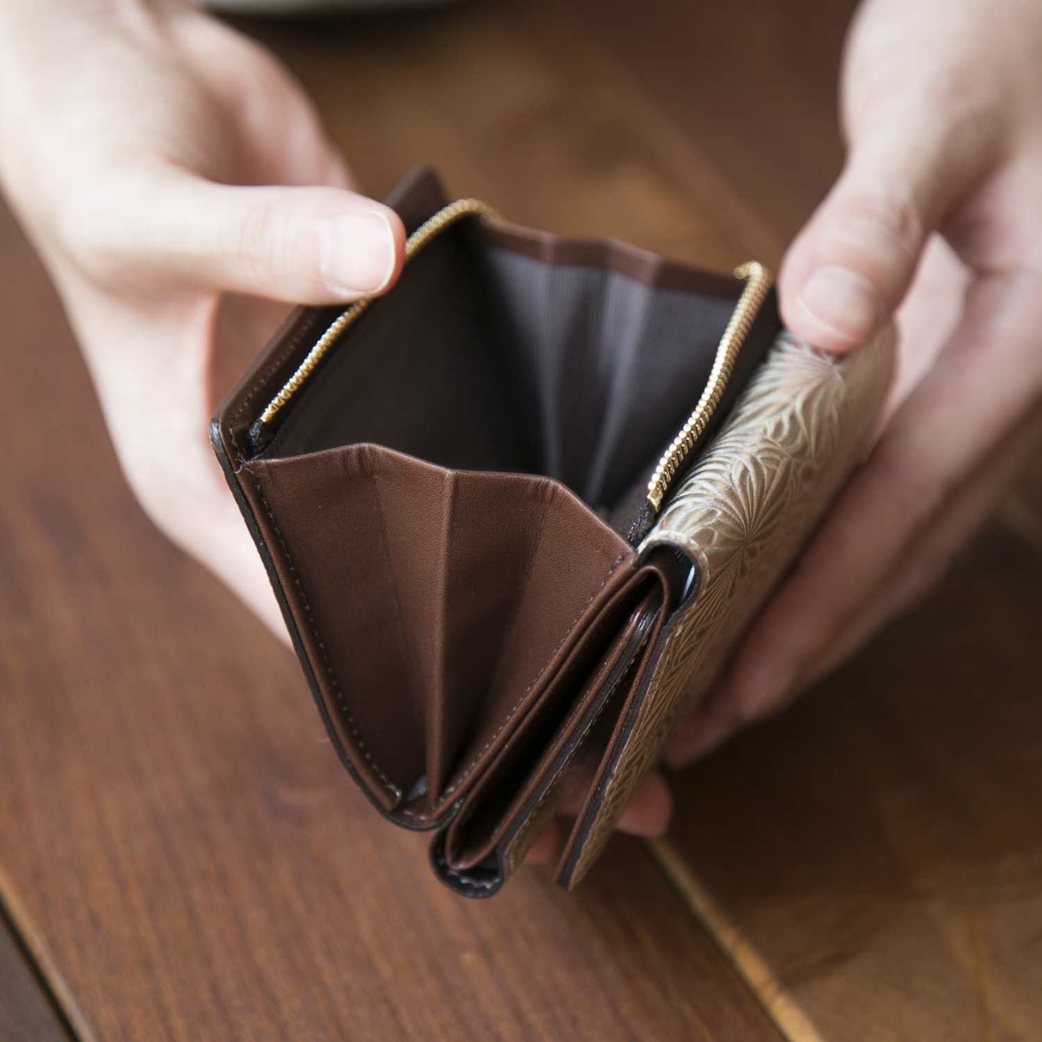 Neutral Gray/デイジーの三つ折り財布 - スタイルストア