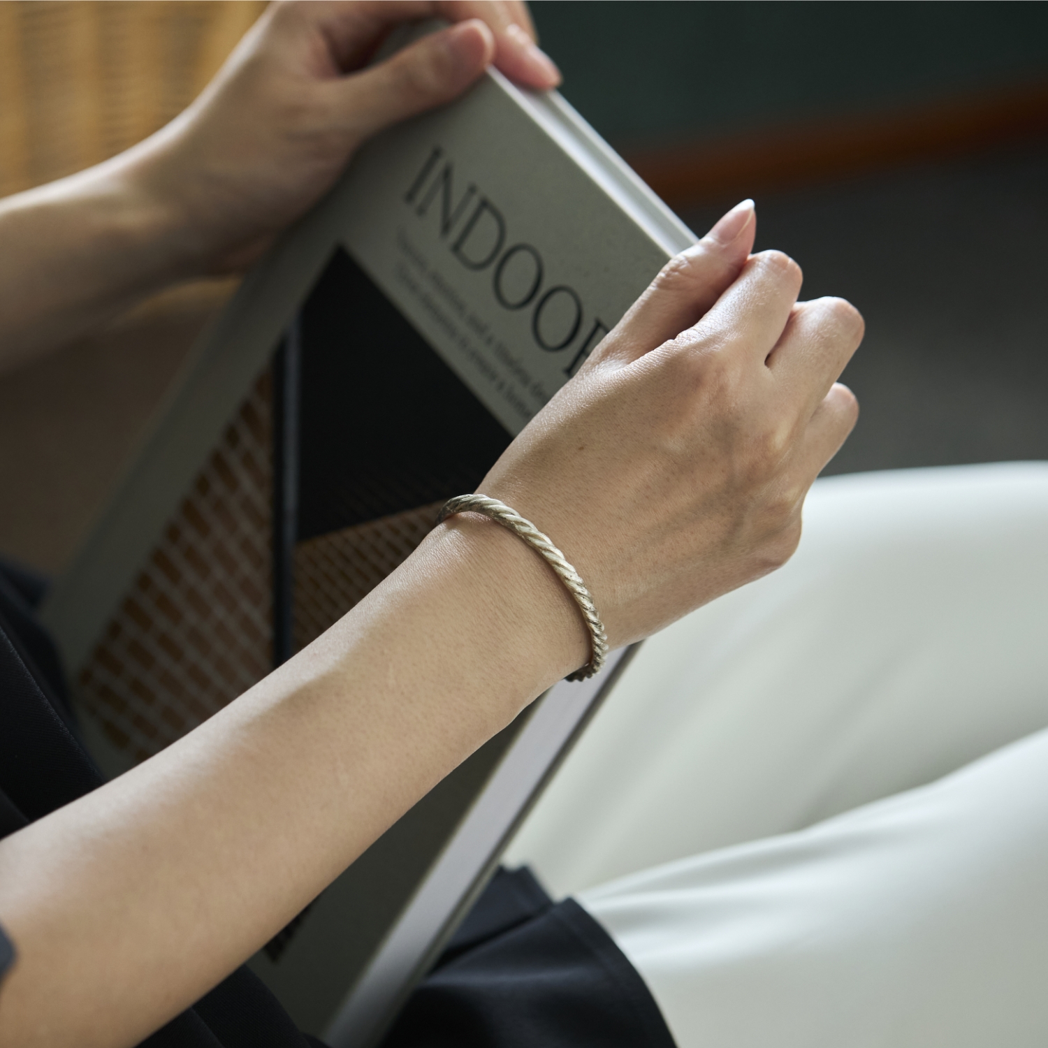 モチーフバングル ichinose naomi/バングル murasame -手仕事から生まれる刺繍模様が