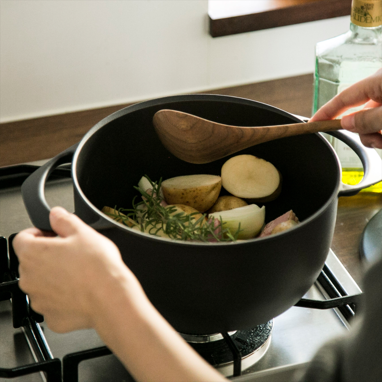 UNILLOY/キャセロール 深型 22cm -軽い鋳物ホーロー鍋で、いつもの料理 