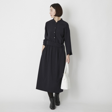 Kilka/洗えてシワになりにくいボタンワンピース