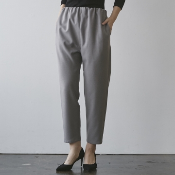 Kilka/洗えてシワになりにくいウールライクテーパードパンツ