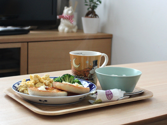 食卓に花を添えてくれるプレートで、小さな幸せを感じる朝