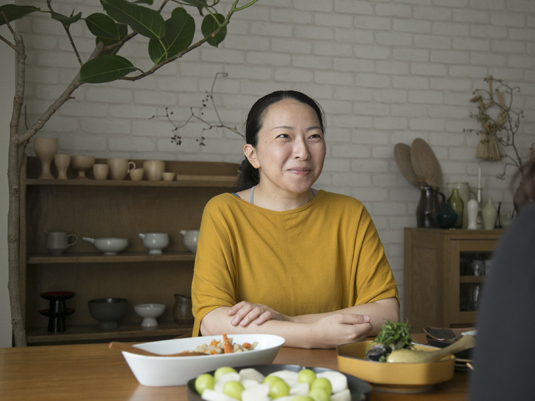 【あの人の暮らしぶり】小野さんの、おもてなしの食卓とうつわ