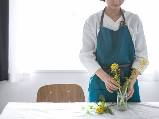 エプロンを洋服のように楽しむ