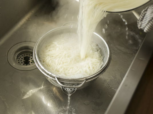 その麺、排水口に流れません