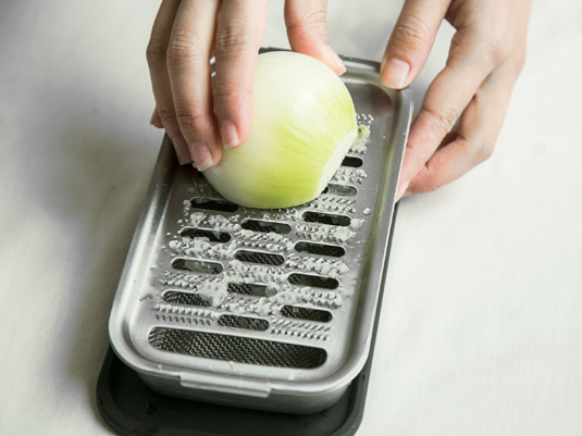 玉ねぎのすりおろしで実感！野菜が甘くなるおろし金