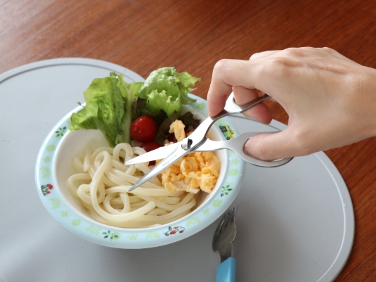 子供の食事がスパスパ切れる、ナイフ代わりの小はさみ