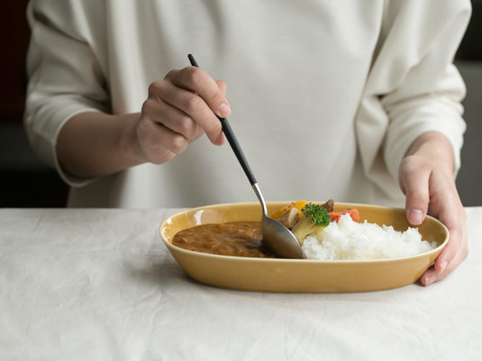 「今夜はカレー」食卓を美味しく彩る器とスプーン、集めました！