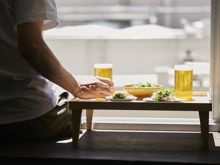 足付きだからミニテーブルにも！床座で飲む時に活躍するトレー