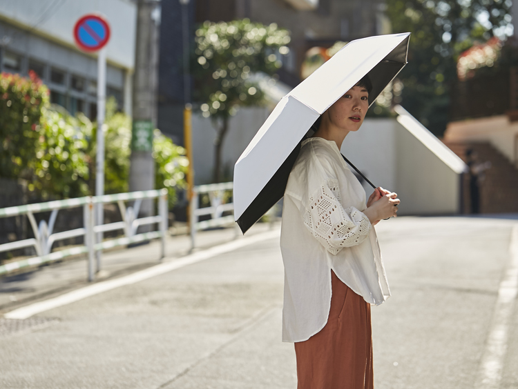 強い日差しも大雨も、これさえあれば大丈夫！な軽量日傘