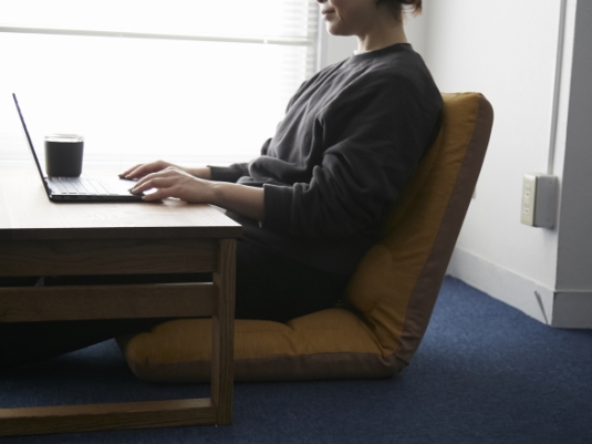 長時間座っても痛くない！お部屋に馴染む、快適な座り心地の座椅子