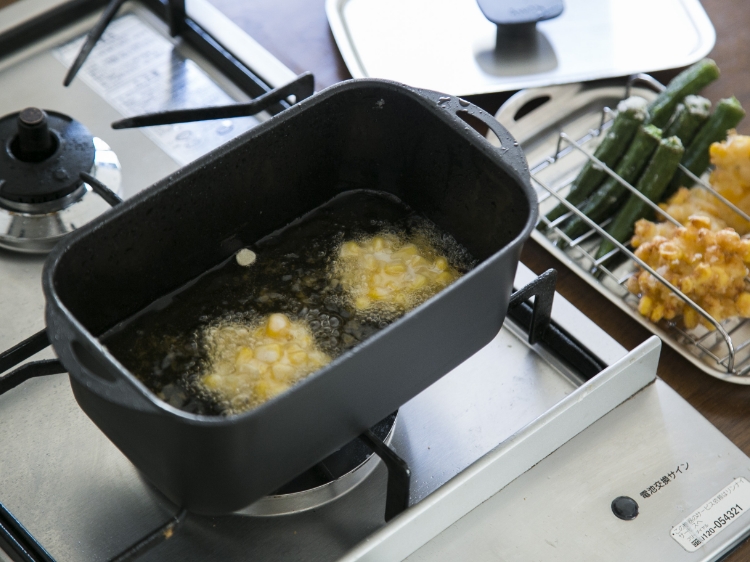 少しの油でカラっとヘルシーに！狭いキッチンでも使える揚げ鍋