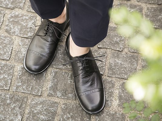 履くだけでコーデがきちんと見えする大人女性のレザーシューズ5選