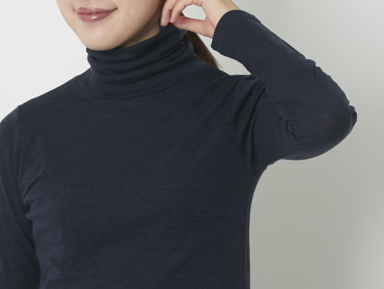 当店では、寒くなると、スタッフ間で「今日はインナーを2枚着てる」「私は4枚着てる」などという会話が恒例となりました。防寒には重ね着は手っ取り早いとお考えの方もいらっしゃいますが、インナーの素材選びが意外と着ぶくれ防止につながります。