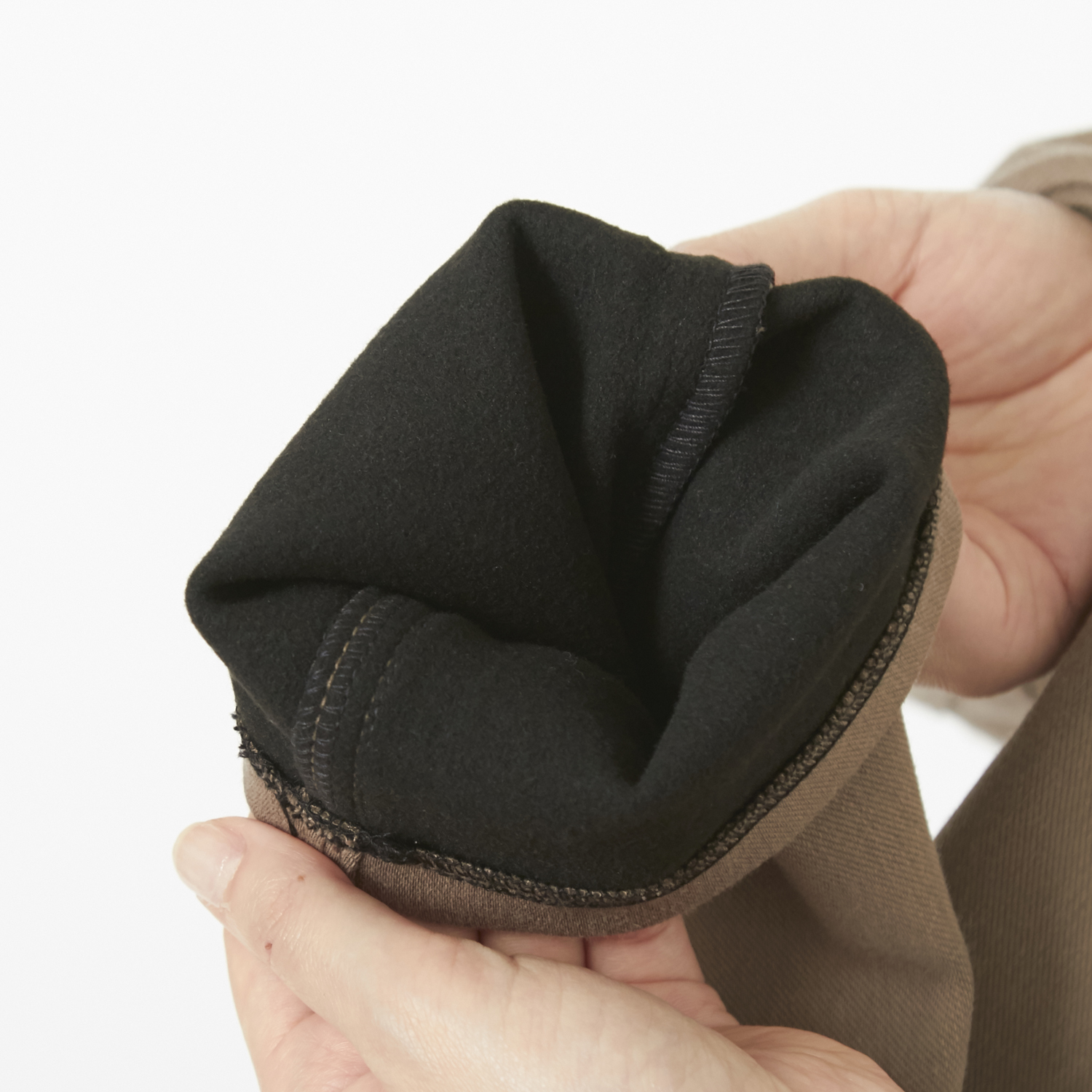 当店では、寒くなると、スタッフ間で「今日はインナーを2枚着てる」「私は4枚着てる」などという会話が恒例となりました。防寒には重ね着は手っ取り早いとお考えの方もいらっしゃいますが、インナーの素材選びが意外と着ぶくれ防止につながります。