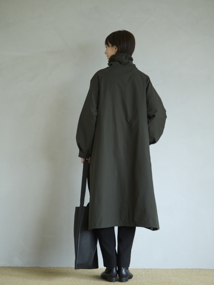 このアノラックコートは、昨年販売してあっという間に完売してしまったアイテムです。「欲しかったけど買おうと思った時には完売していた…」「あのコートはもう買えないの?」というお問い合わせをたくさんいただき、それならばと今年は撥水生地を使って当店オリジナルで作ったアイテムです。