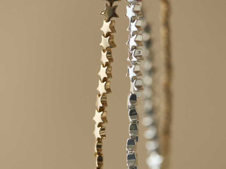 ホリデーシーズンを彩る、使い勝手のいいネックレス