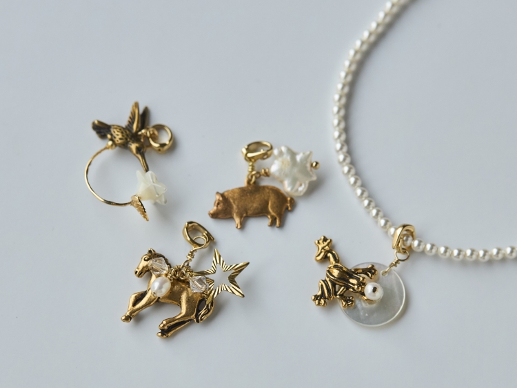 時を重ねて味わいを増す、真鍮のラッキーモチーフアクセサリー