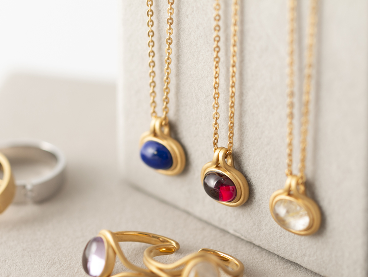 一年の終わりに選びたい、心ときめく「自分へのご褒美アクセサリー」5選