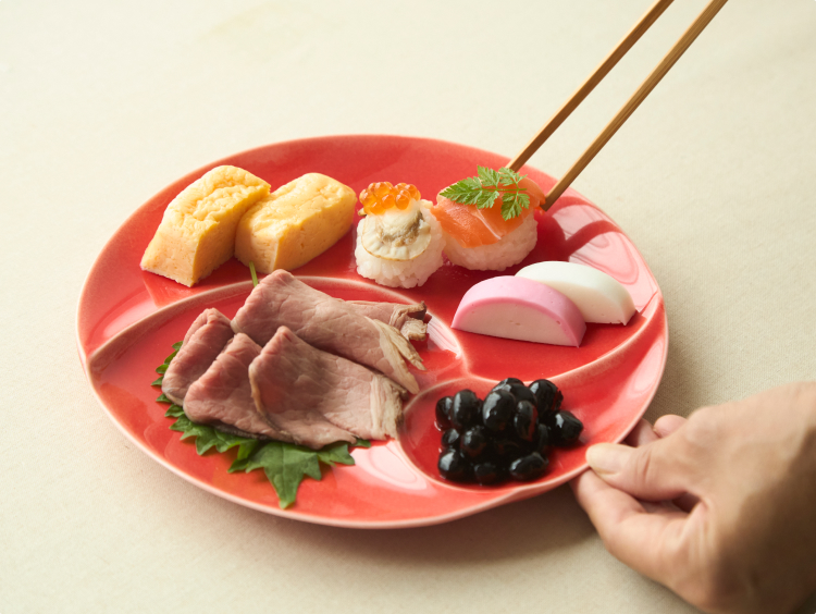 普段使いもできる新年の食卓を華やかに彩る紅白の器たち4選