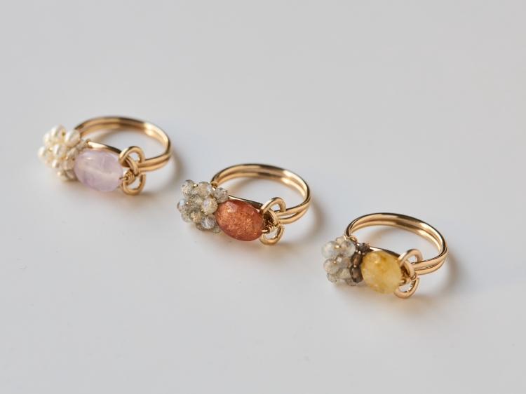 年齢が出やすい手元も、沈みがちな顔まわりも明るくする、天然石のアクセサリー