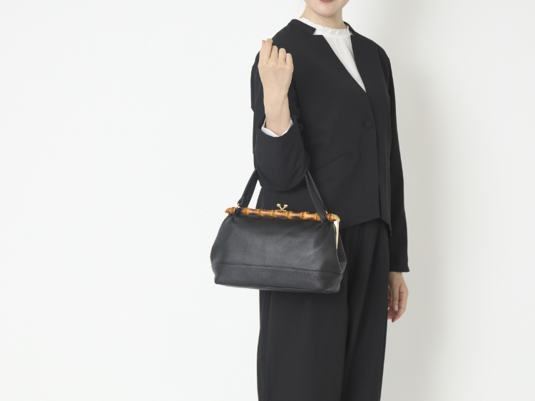 大人女性のコーディネートに合うオケージョンにも使える靴とバッグ