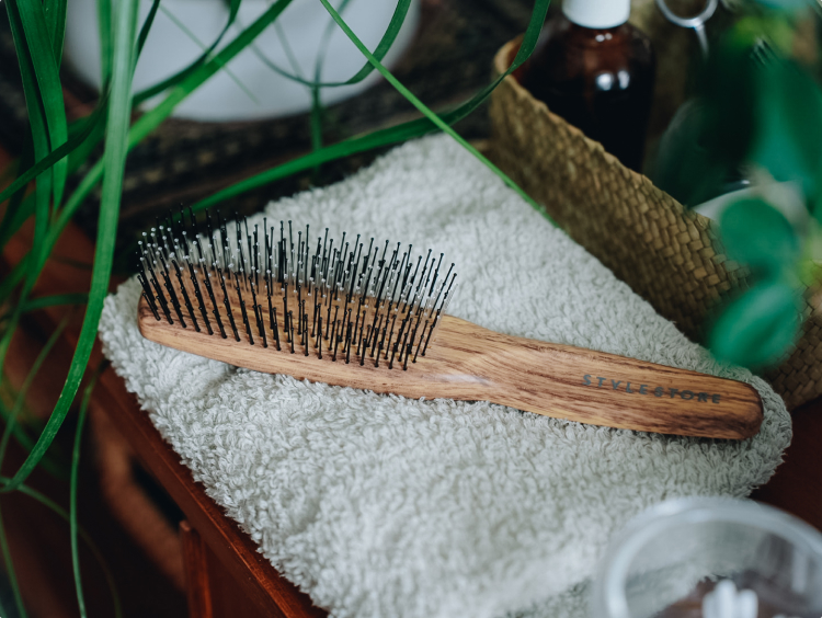 70代も違いを実感！ツヤのある髪へと導くスカルプブラシ