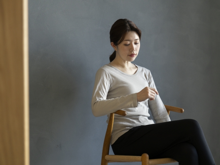 首が短い私でもすっきり見えるカットソー