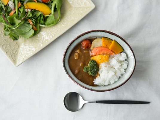 見た目も美味しく！カレーのためにそろえたい食器たち